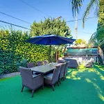Shores Perfection - Spa, Ac, Pet Friendly, Parking, Fire Pit & Massive Private Yard!