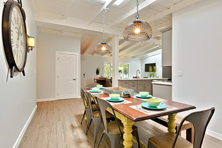 Holiday home Shores Perfection - Spa, Ac, Pet Friendly, Parking, Fire Pit & Massive Private Yard!